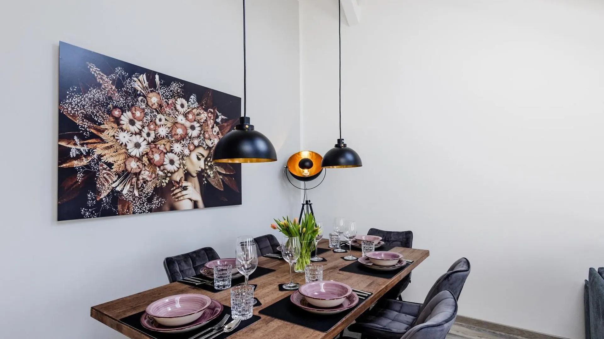 Apartment Uniqe I 100Qm I 2 Schlafzimmer I Naehe Messe Haar  Germany