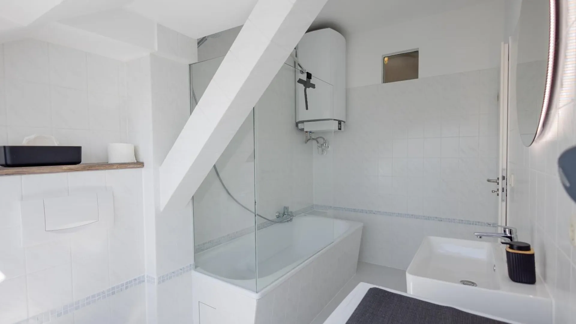 Apartment Uniqe I 100Qm I 2 Schlafzimmer I Naehe Messe Haar  Germany