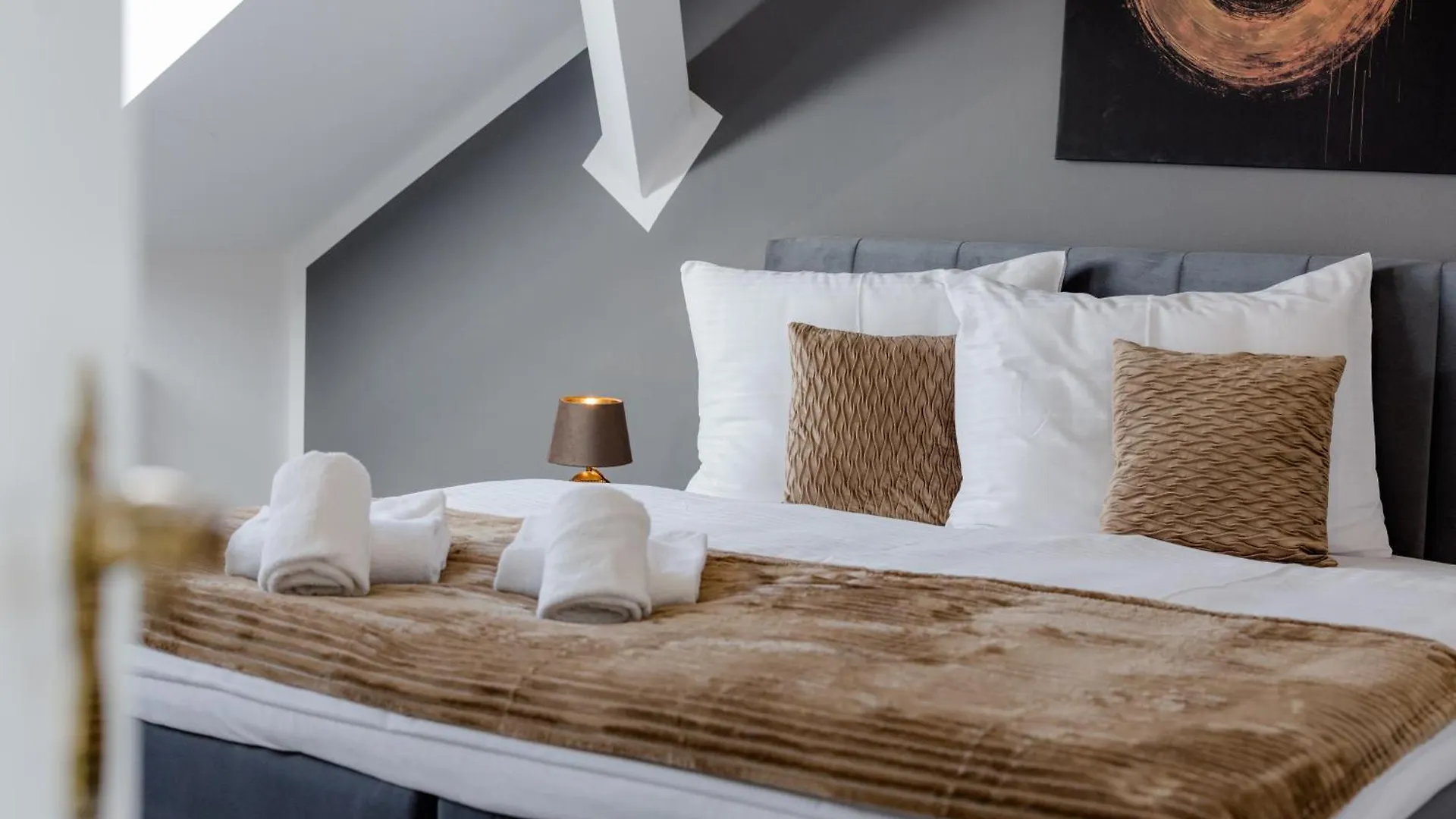 Uniqe I 100Qm I 2 Schlafzimmer I Naehe Messe Haar