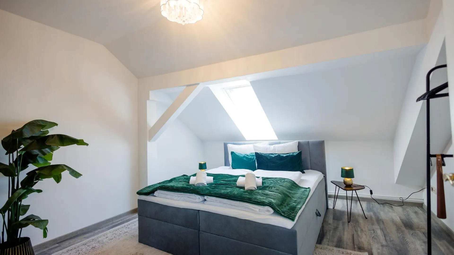 Apartment Uniqe I 100Qm I 2 Schlafzimmer I Naehe Messe Haar  Germany